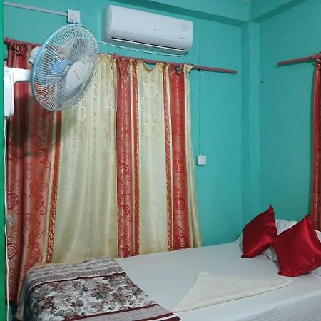 Tiger Corner Inn Homestay Sauraha Exterior foto