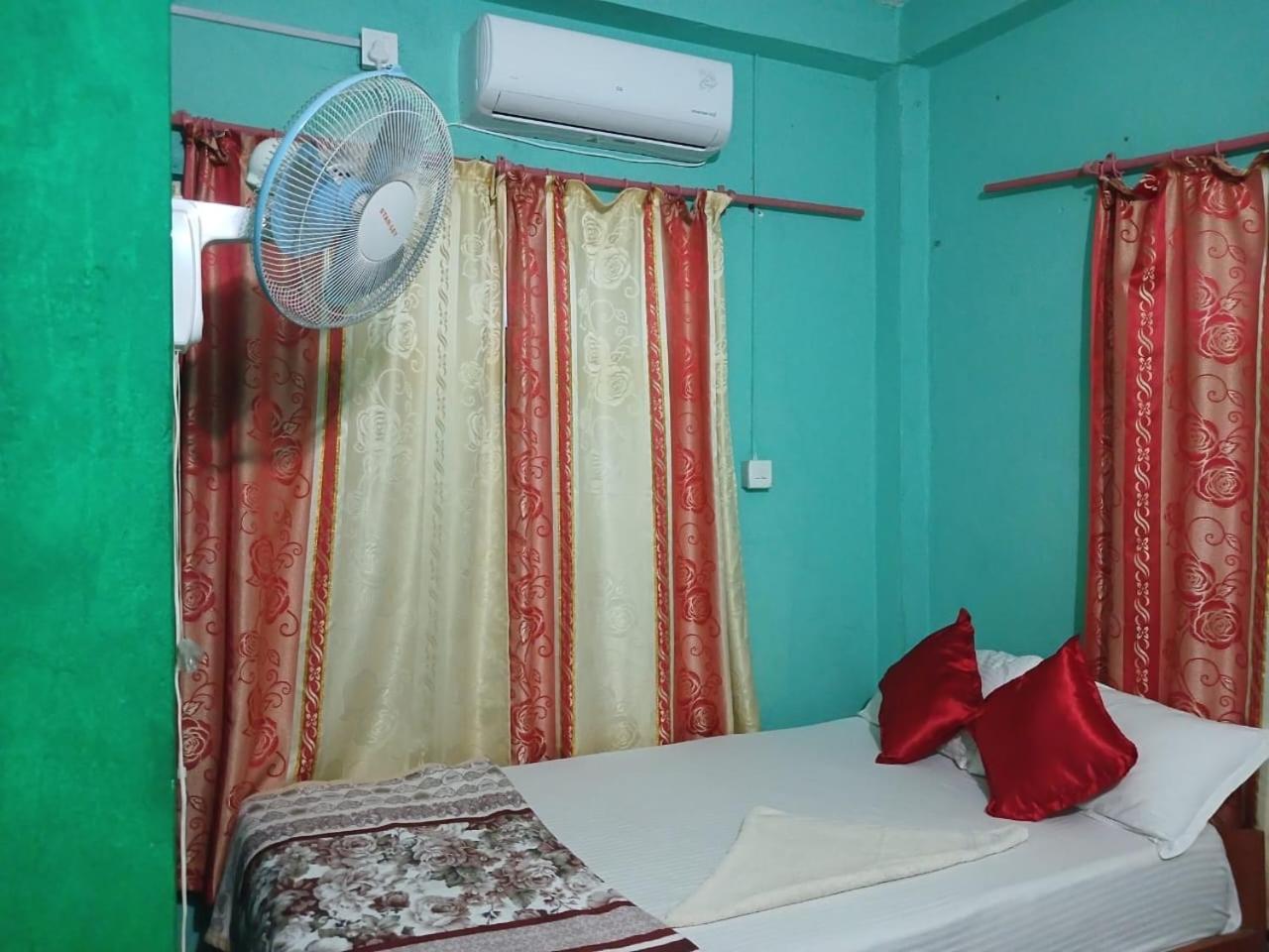 Tiger Corner Inn Homestay Sauraha Exterior foto